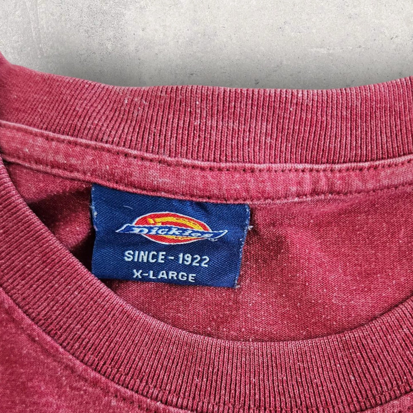 Dickies Red Logo Tshirt - L חולצת טי אדומה דיקיז יד שנייה וינטג'