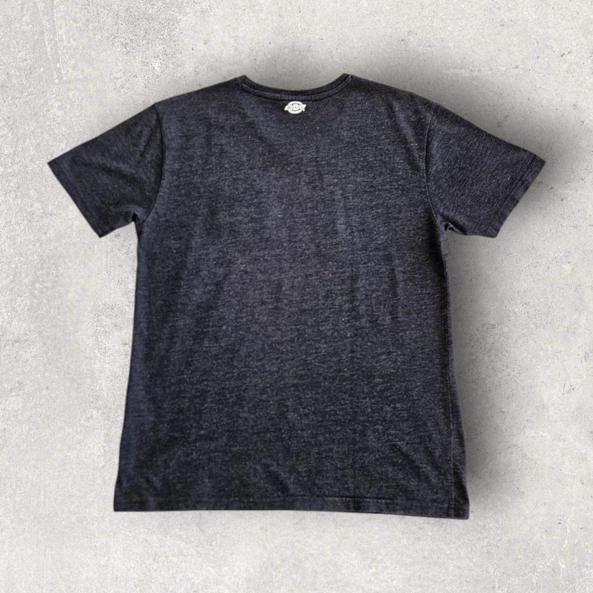 Dickies Grey V-Neck Pocket חולצה אפורה וי-נק עם כיס במידה M