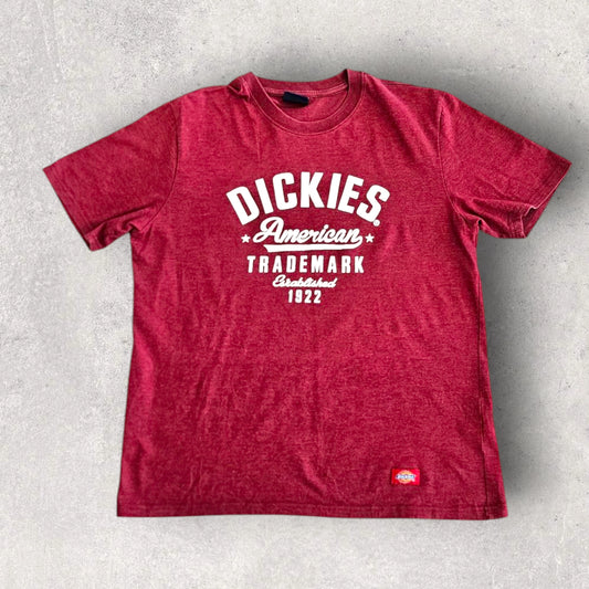 Dickies Red Logo Tshirt - L חולצת טי אדומה דיקיז יד שנייה וינטג'